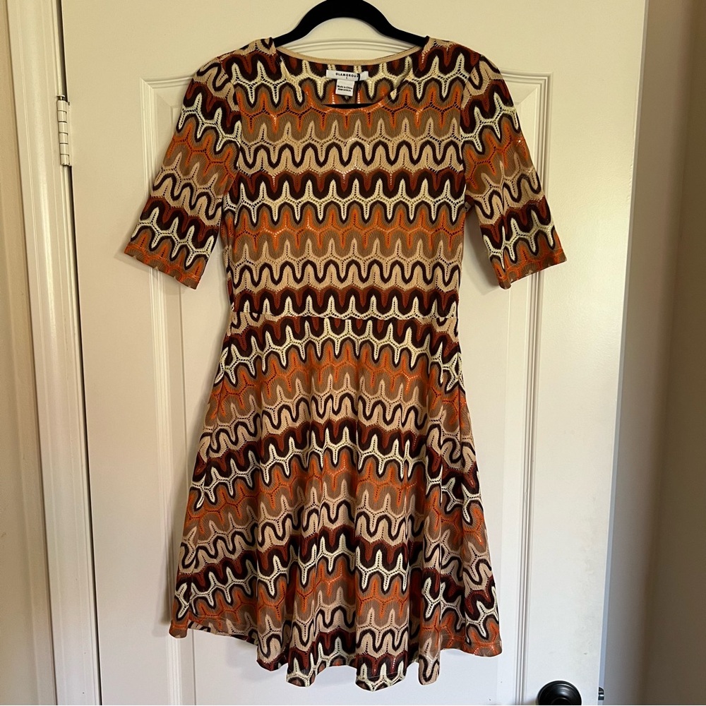 NWT Glamorous Geometric Brown Short Sleeve Dress w/ Built-in Beige Slip (Size S)